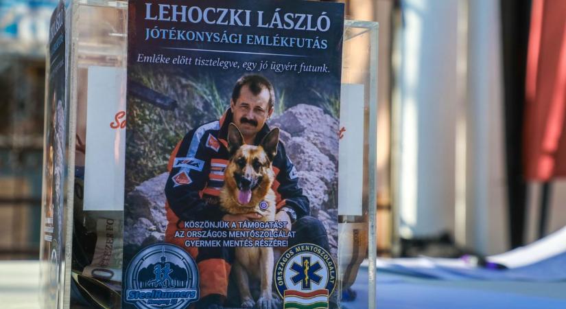 „Becsület, hűség, kegyelet” – Lehoczki László hangja indított útjára százakat Miskolc belvárosában (fotókkal, videókkal)