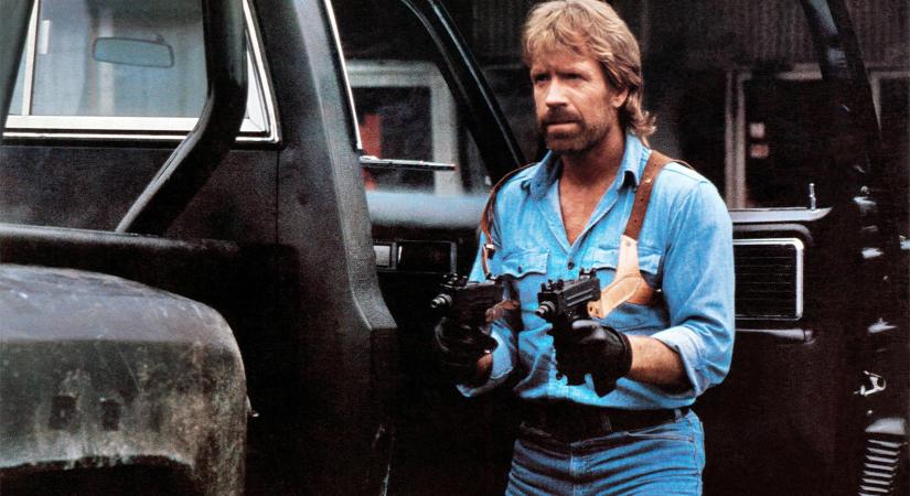 A világnak nem önfejű politikusokra, hanem egy jól irányzott pörgőrúgásra van szüksége Chuck Norristól