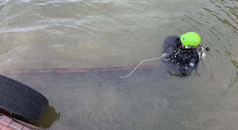 Két csónakot húztak partra a kutató-mentők, egy elsüllyedt, a másik felborult a folyó közepén – fotók