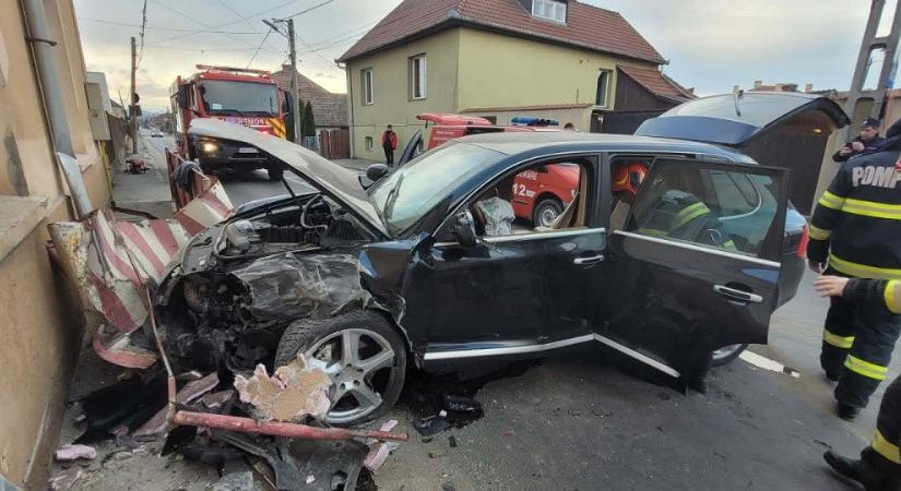 Súlyos baleset Székelyudvarhelyen – A sofőrt eszméletlenül szállították kórházba