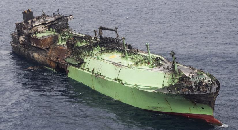 Kikötőbe vontatják a líbiaiak a Földközi-tengeren sodródó orosz kísértettankert