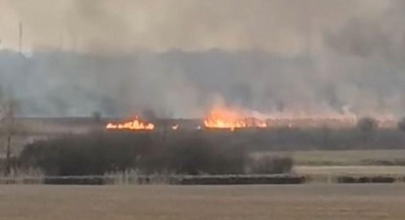 Messziről látszott a füst - Hatalmas tűz volt Adorjánháza határában - videó