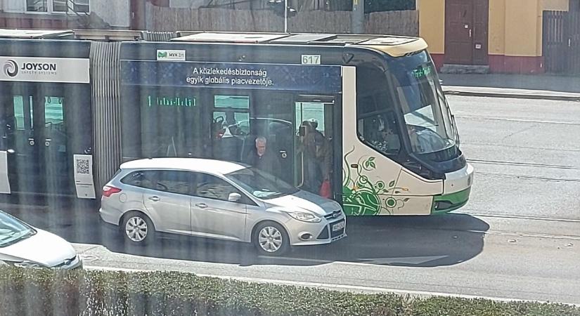 Ismét villamosbaleset Miskolcon: megszakadt a nyolcnapos balesetmentes széria – fotóval