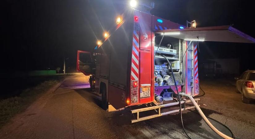 Lángok csaptak fel a garázsban, egy embert kórházba vittek