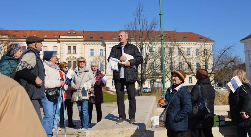 Összefogás az áldozatokért: gyalogló nappal erősítették az üzenetet a nyugdíjasok