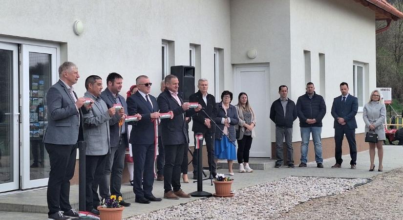 Futballmeccsel avatták fel az új sportházat Bajóton