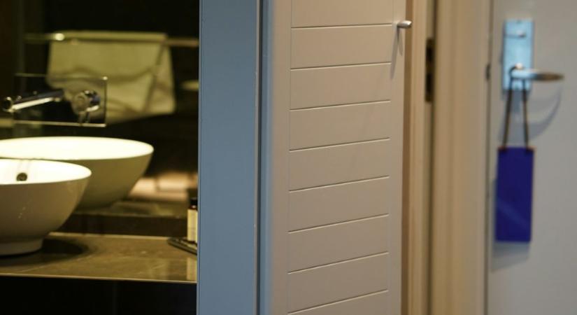 Egyre több vendég utasítja vissza a fürdőszobaajtó nélküli szobákat – és jó okuk van rá