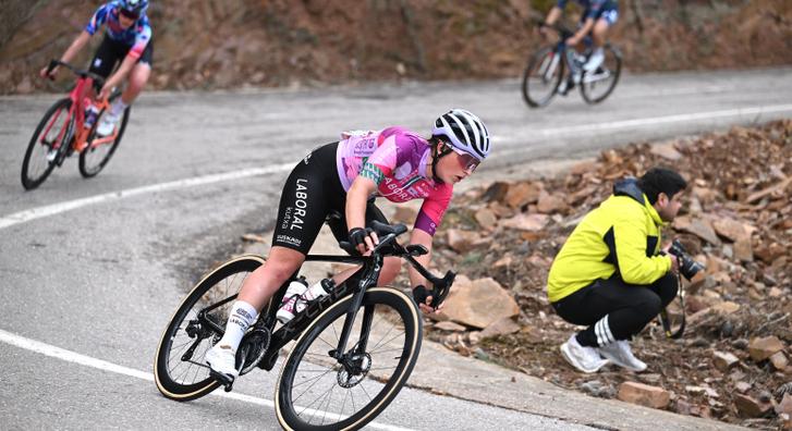 Tömegbaleset a bringaversenyen: az olasz lány átzuhant a korláton, csoda, hogy túlélte – (videó)