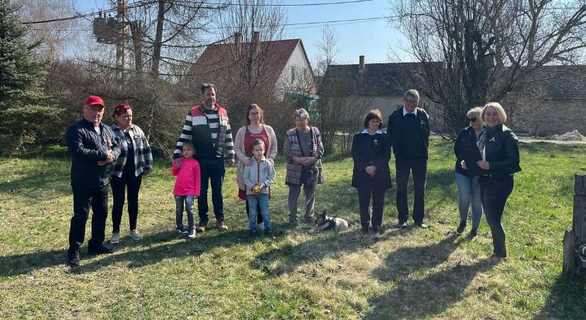 A nemzeti színű lobogót is felvonták Kisszékelyben