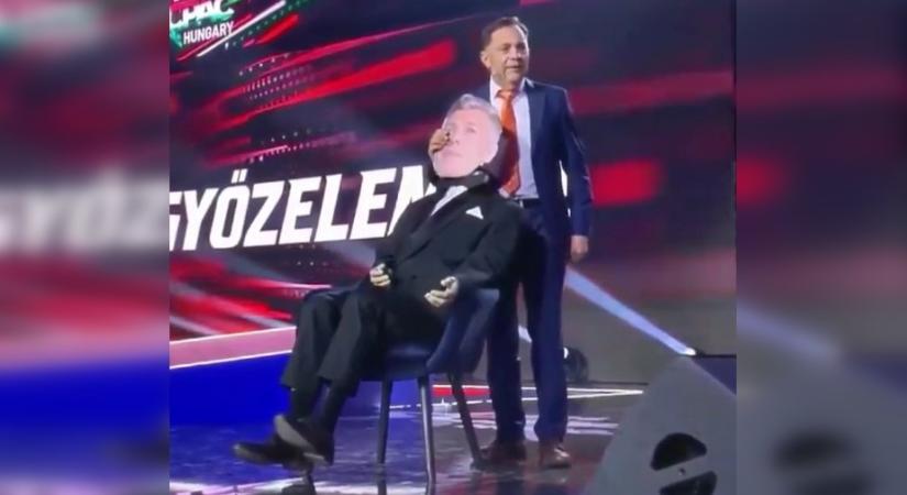 Pócs János a CPAC Hungary színpadára is magával vitte hű társát, a Magyar Péter bábut