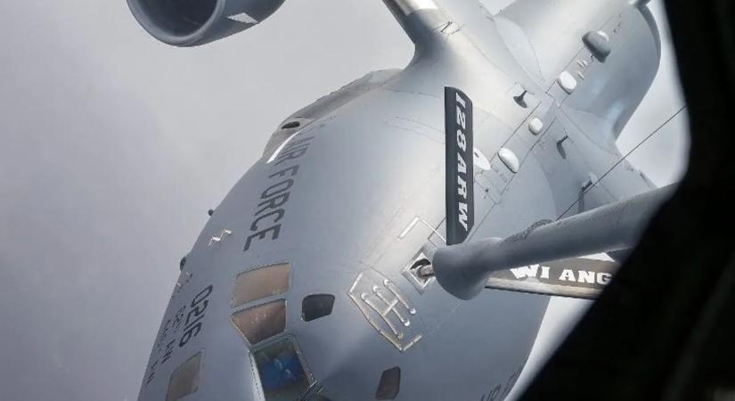 Szívszorító: így tisztelgett egy pilóta az elhunyt katonák előtt – videó