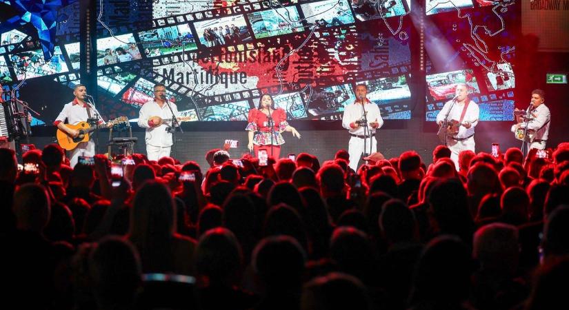 Telt ház előtt lépett színpadra Egerben a Parno Graszt - fotók a fergeteges koncertről