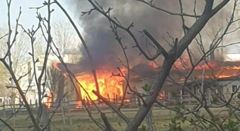 900 négyzetméteren lángol az asztalosműhely – videóval