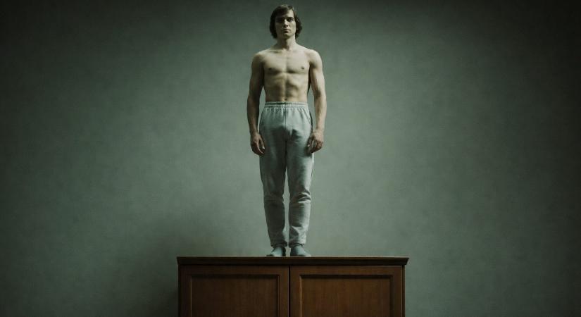 Ha már a szekrény tetejéről se ugrik le a félmeztelen férfi, miért nem kötöd be a biztonsági övet?