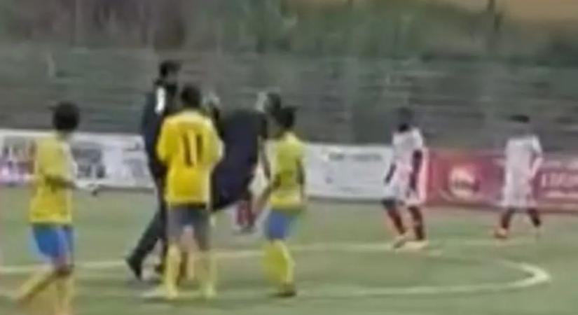 Gyerekek szeme láttára fejelte le a bírót a begőzölt fociedző – videó