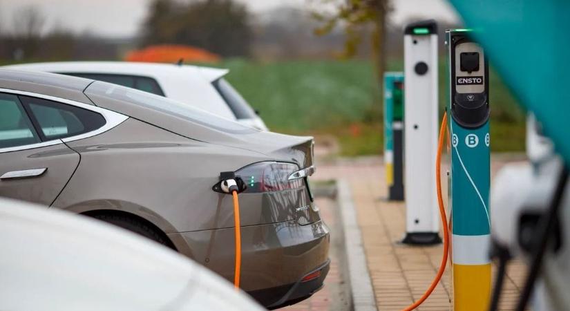 Zöld autózás Komárom-Esztergomban: több ezer elektromos autó jut a töltőkre