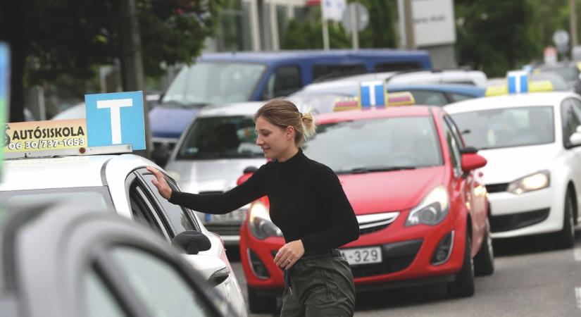 Villámgyorsan terjed a hír: minden autósnak újra kellene vizsgáznia?