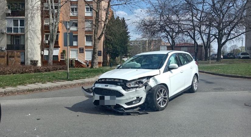 Durva csattanás Pécsen: összetört autó a forgalmas útszakaszon