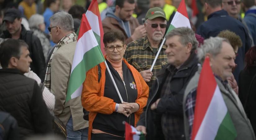 Gyülekezik a tömeg - Megjöttek az első képek a hódmezővásárhelyi Békemenetről