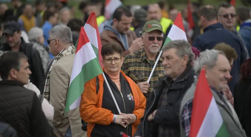 Országjárás: még el se kezdődött, máris óriási tömeg várja Orbán Viktort Hódmezővásárhelyen - Már ezt megirigyelné Magyar Péter