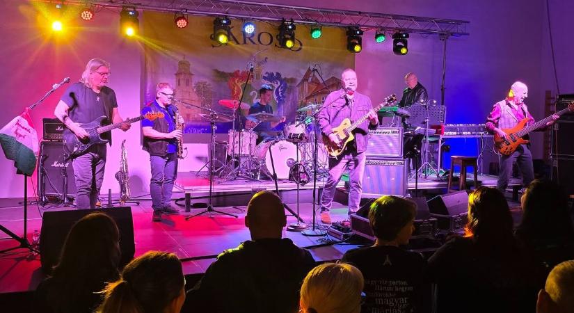 Az Ismerős Arcok adott koncertet Sárosdon