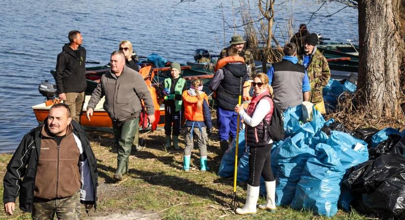 Döbbenetes mennyiségű szemetet szedtek ki a Tisza-tóból – galériával, videóval