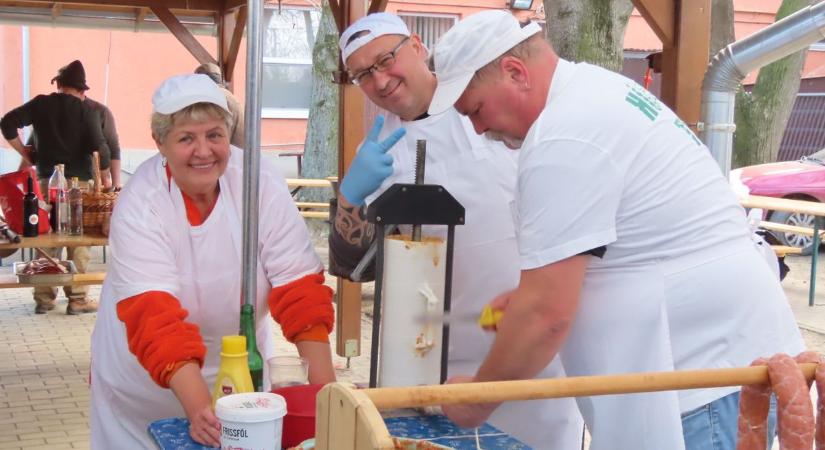 Régi idők hangulata tért vissza Székkutason: 260 kilós disznót dolgoztak fel a böllérek – galériával