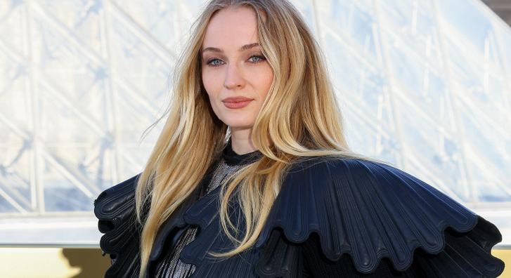 Megérkezett az új Lara Croft, akciódús képek jöttek Sophie Turnerről