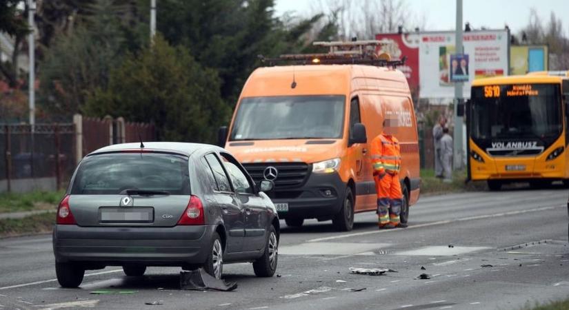 Teljes útzár: három autó ütközött, mentők és rendőrök a helyszínen