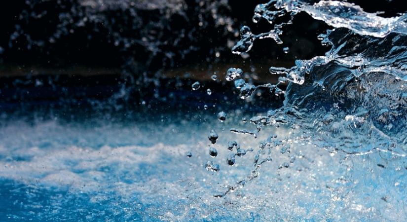 Mennyi vizet fogyaszt a beszélgetésünk a ChatGPT-vel, literben mérhető az AI ára