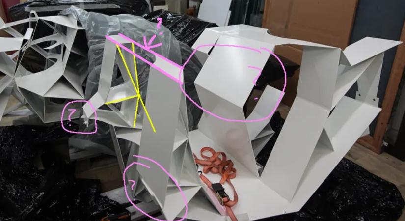 Sikertelenül próbálták meg összebuherálni Egerben a szétflexelt, majd hulladéktelepre dobott műalkotást