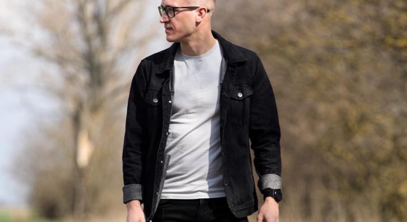 A momentumos Bedő Dávid arra kérte tíz billegő körzet DK-s és kutyapártos jelöltjét, hogy lépjenek vissza