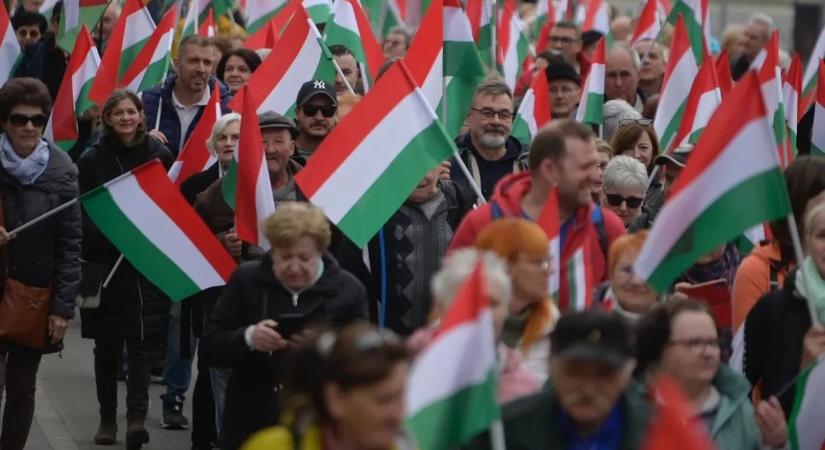 "Nem leszünk ukrán gyarmat!" - Országjárás: egyértelmű a hódmezővásárhelyi tömeg üzenete