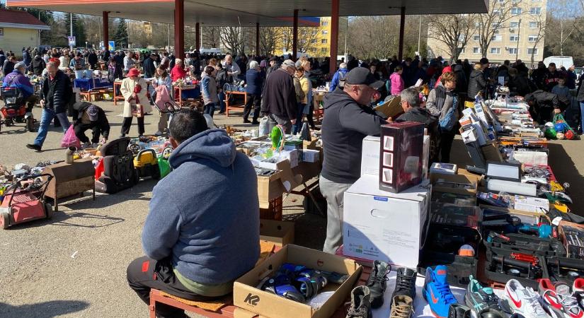 Ezt érdemes megfontolni a tömegben! Egy apró hiba, és oda a zsákmány: tanulság a nyíregyházi régiségpiacról (fotókkal, videóval)