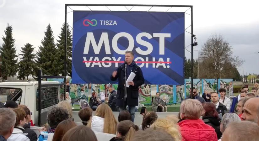 Magyar Péter: Húsz centis késsel támadtak Radnai Márkra a kesztölci fórumán