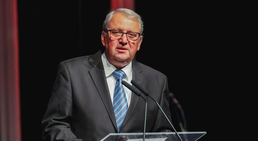 Hosszú évtizedek munkáját ismerték el: rangos kitüntetést kapott a vásárhelyi háziorvos