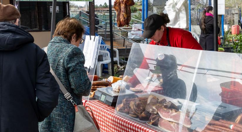 A hagymalekvártól a húsvéti sonkáig – megkóstoltuk Dunaalmás legjobb háztáji kincseit
