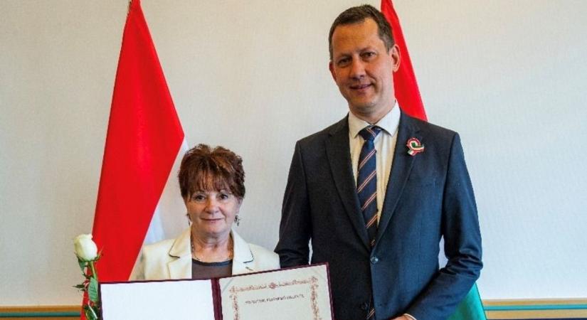 Kitűntetéssel ismerték el a kiváló nagybajomi gyereknevelőt