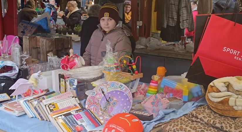 Tűzkeresztségen túl a dunaújvárosi bolhapiac (videóval, képgalériával)