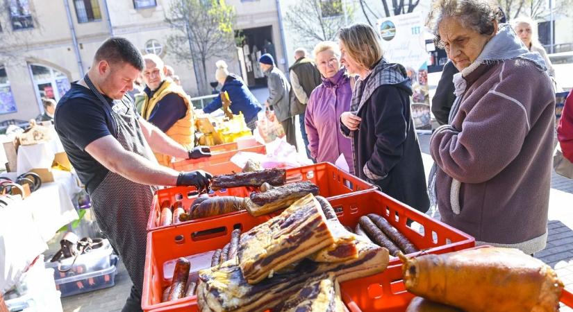 Ínycsiklandó illatok, kellemes zene, szuper termékek, ilyen volt a húsvéti termelői piac (galéria)
