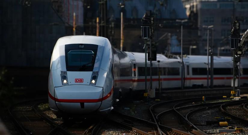 Brutális eset: betonlapokkal ütközött a vonat, nyomoz az államvédelem