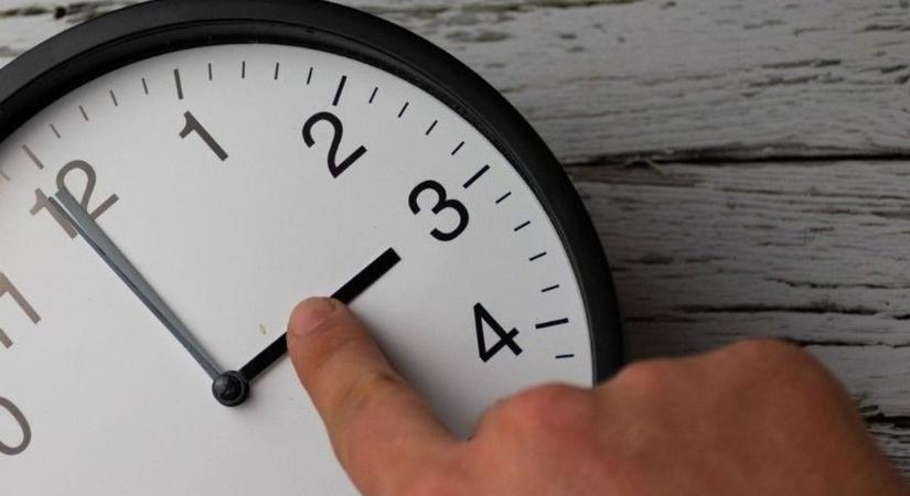 Közeleg az óraátállítás napja, nyakunkon a nyári időszámítás