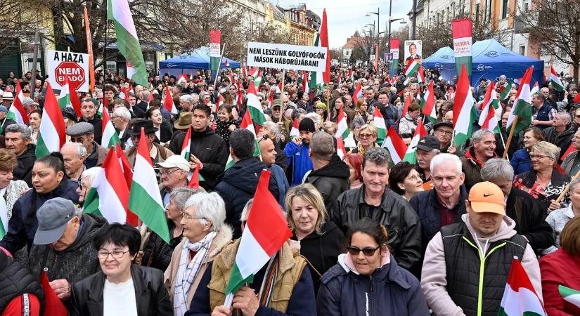 Fotókon Orbán Viktor országjárása – hatalmas tömeg gyűlt össze a beszédre