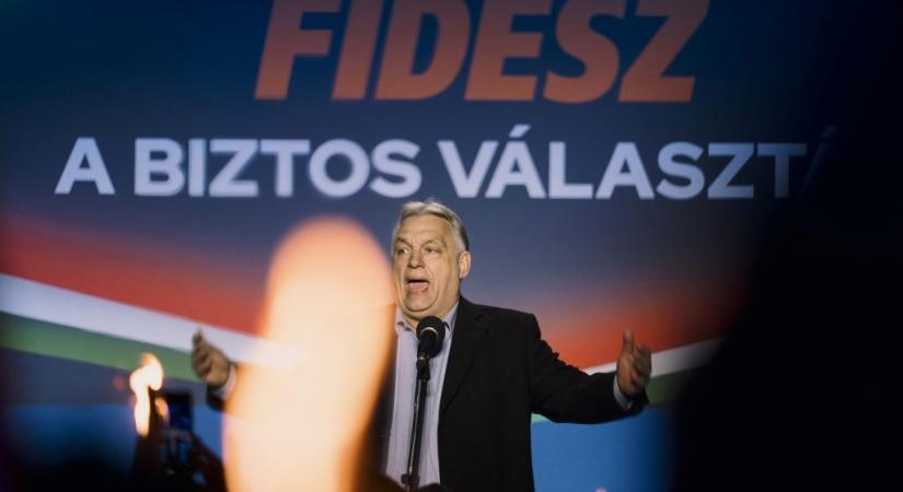 Fütyülés, kiabálás, fekete paraván Orbán hódmezővásárhelyi gyűlésén