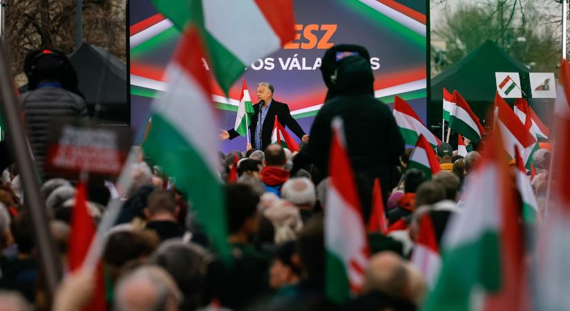 Ellentüntetők várták Orbán Viktort Hódmezővásárhelyen, aki üzent a tiszásoknak