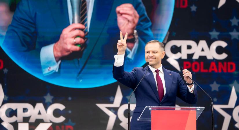 A lengyel kormányfő és a külügyminiszter is beszólt az elnöknek, amiért Orbán Viktorral találkozik