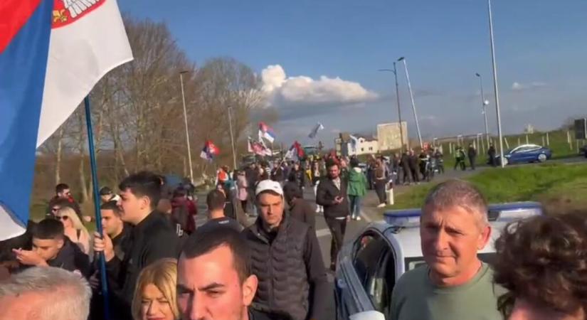 A rendőrség nem engedi Kulára a tüntető egyetemistákat