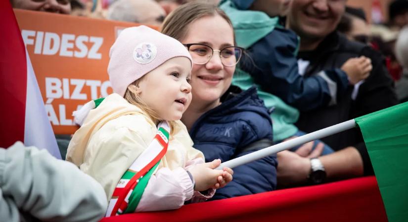 Országjárás: hihetetlenül cuki kislány nézte áhítattal Orbán Viktort - Fotó