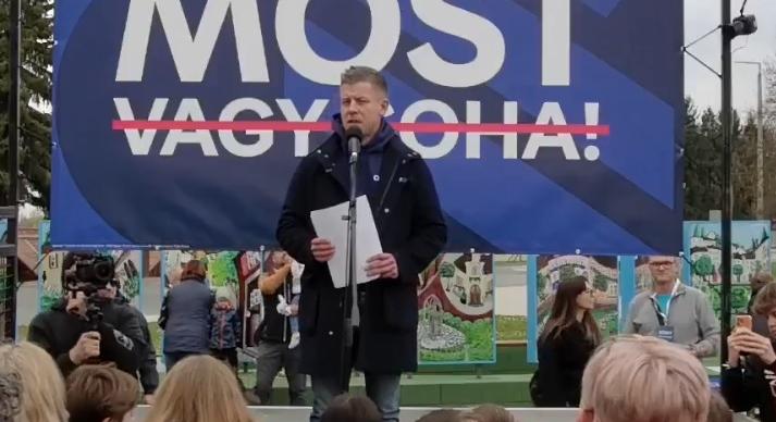 Magyar Péter: húszcentis késsel támadtak a Tisza Párt alelnökére