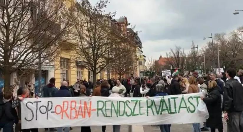 Tüntetők fogadták Orbán Viktort Hódmezővásárhelyen, a miniszterelnök többször is üzent a bekiabálóknak